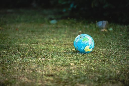 ballon globe sur pelouse