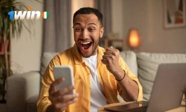 homme souriant regarde son portable