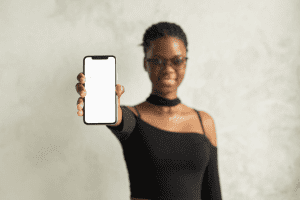 femme avec portable