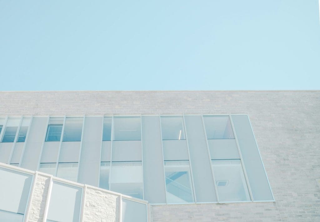 découvrez nos solutions d'isolation pour fenêtres, pour réduire les pertes de chaleur et améliorer l'efficacité énergétique de votre maison.