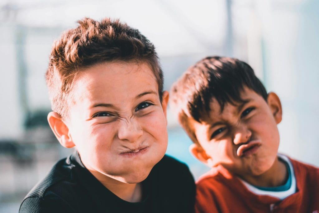 découvrez nos peintures pour enfants de haute qualité, conçues pour stimuler la créativité et l'expression artistique des jeunes artistes en herbe.