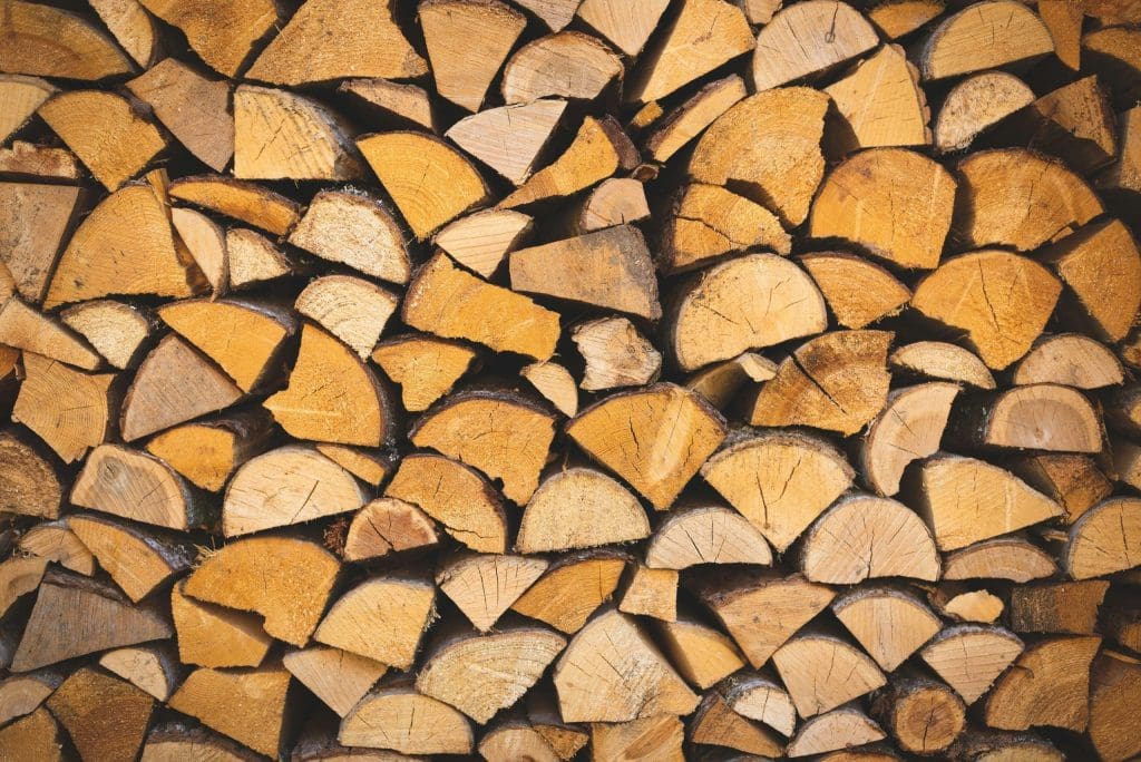 découvrez notre sélection de bois de chauffage de qualité supérieure pour des feux de cheminée chaleureux et durables.
