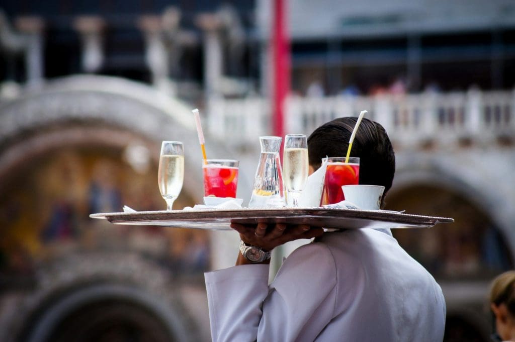 découvrez un restaurant avec terrasse pour profiter d'un repas en plein air et savourer une cuisine délicieuse dans un cadre agréable.