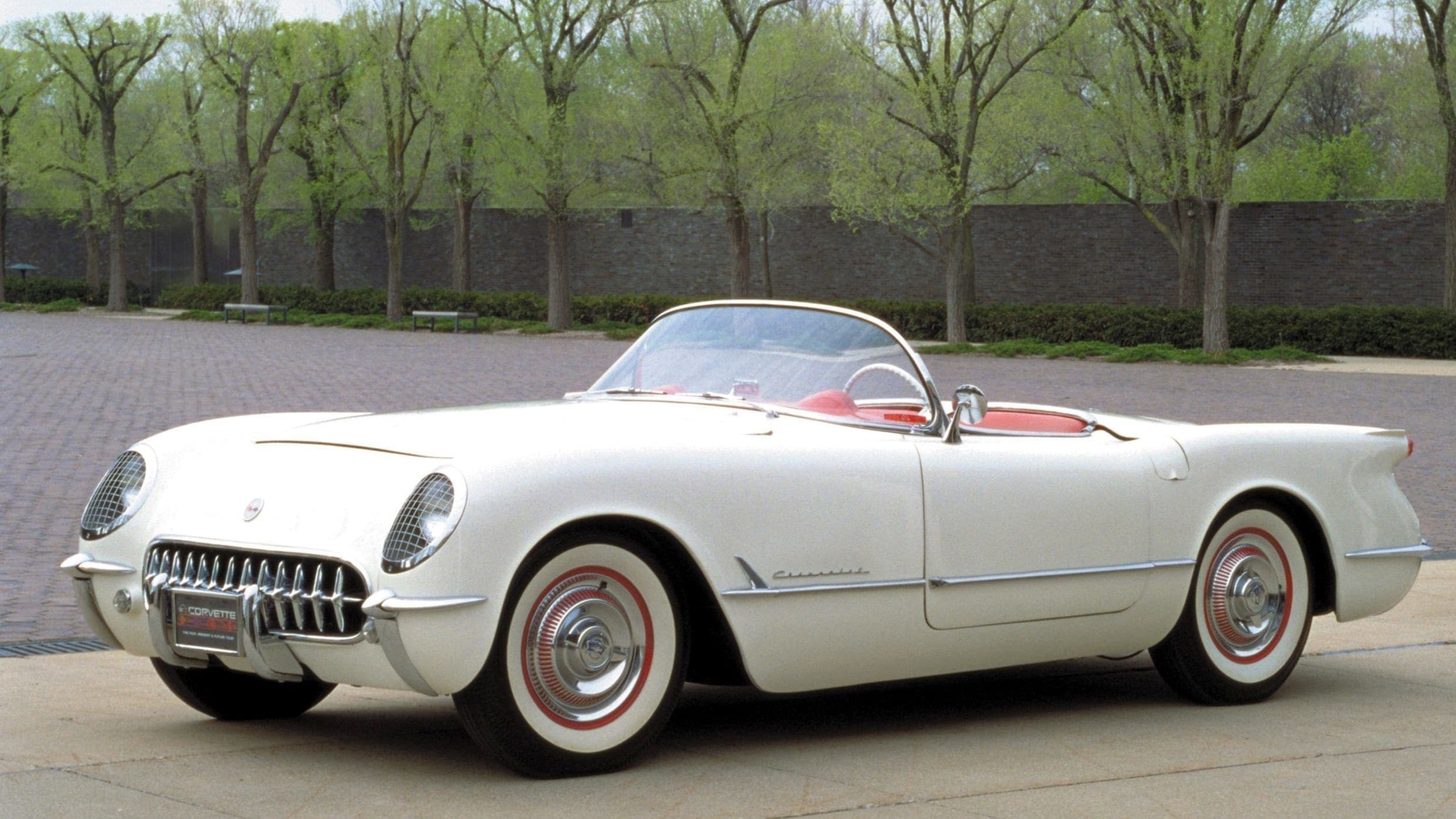 découvrez l'histoire fascinante de la corvette c1, le modèle emblématique des années 1950 qui a révolutionné le monde de l'automobile avec son design audacieux et ses performances sans précédent. plongez dans son héritage, ses innovations et son impact sur la culture automobile.