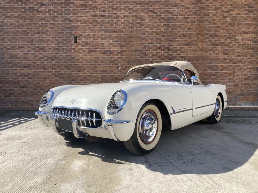 découvrez l'histoire fascinante de la corvette c1, la première génération de la légendaire sportive américaine. plongez dans ses innovations, son design emblématique des années 1950 et son impact sur l'industrie automobile.