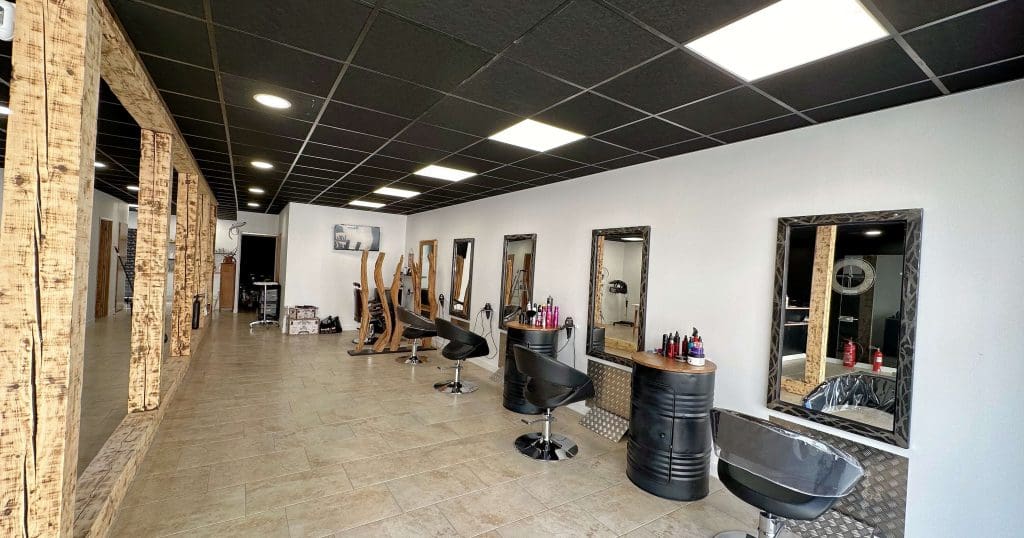 découvrez les meilleurs salons de coiffure à saint-gilles en 2025. profitez des tendances capillaires actuelles, des conseils de professionnels et d'une expérience de coiffure inégalée. faites-vous chouchouter dans un cadre agréable et trouvez le style qui vous correspond !