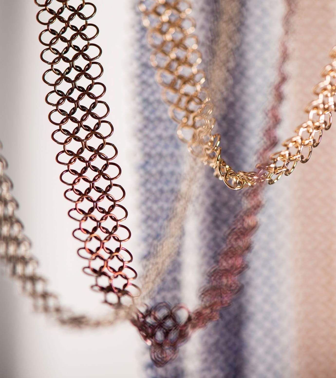 découvrez l'histoire fascinante de la cote de maille, une armure emblématique du moyen âge, révélant ses origines, son évolution et son importance dans les combats et la protection des chevaliers. plongez dans le monde médiéval et apprenez comment cette prouesse artisanale a traversé les âges.