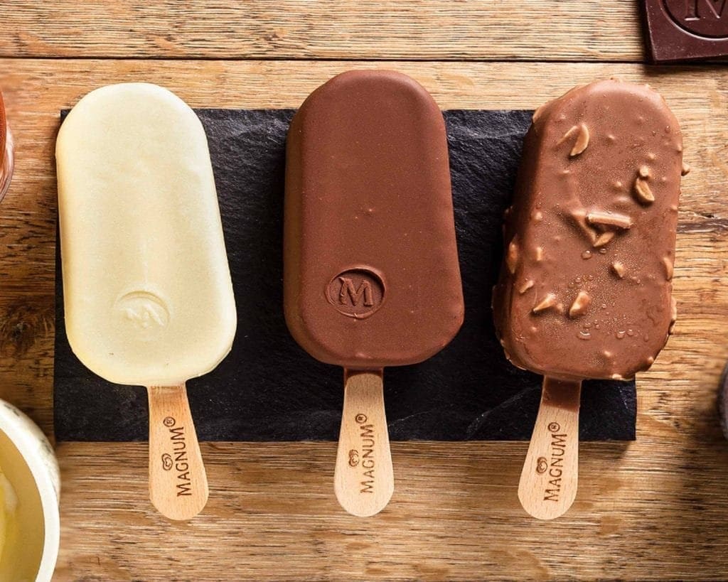 découvrez l'histoire fascinante de magnum, la crème glacée iconique qui a su séduire les amateurs de douceurs. explorez son origine, son évolution et les secrets qui font de magnum une expérience gustative inoubliable.