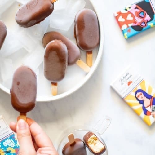 découvrez l'histoire fascinante de magnum, la célèbre crème glacée qui a conquis les papilles du monde entier. plongez dans ses origines, ses inspirations et son évolution au fil des années, tout en savourant un doux moment glacé.