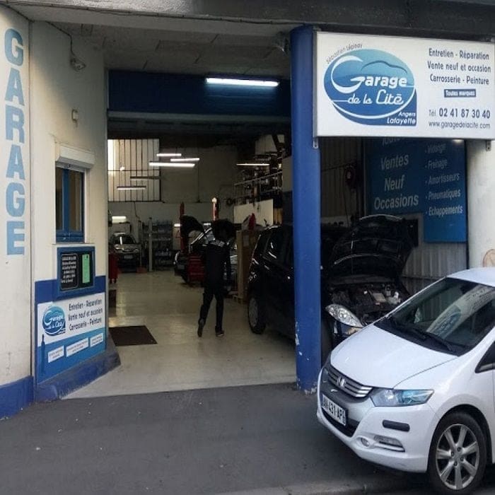 confiez l’entretien de votre véhicule à angers à des professionnels qualifiés. révision, réparation, diagnostic : roulez serein grâce à un service rapide et fiable près de chez vous !