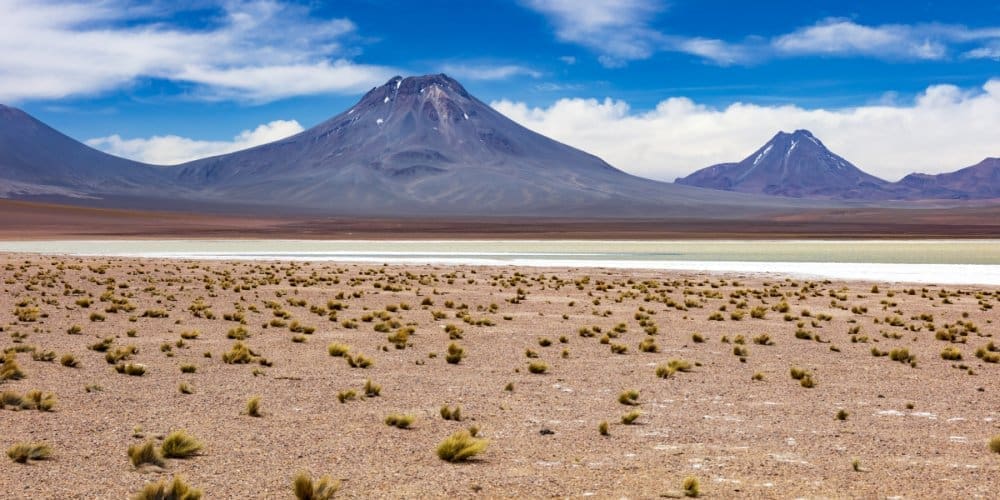 découvrez l’atacama, l’un des déserts les plus arides au monde situé au nord du chili. explorez ses paysages lunaires, ses geysers spectaculaires et ses cieux étoilés, parfaits pour une aventure inoubliable.