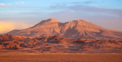 découvrez le désert d’atacama, l’un des endroits les plus arides et fascinants du monde. entre paysages lunaires, geysers, salars et nuits étoilées, explorez toutes les richesses naturelles et culturelles de cette région unique au nord du chili.