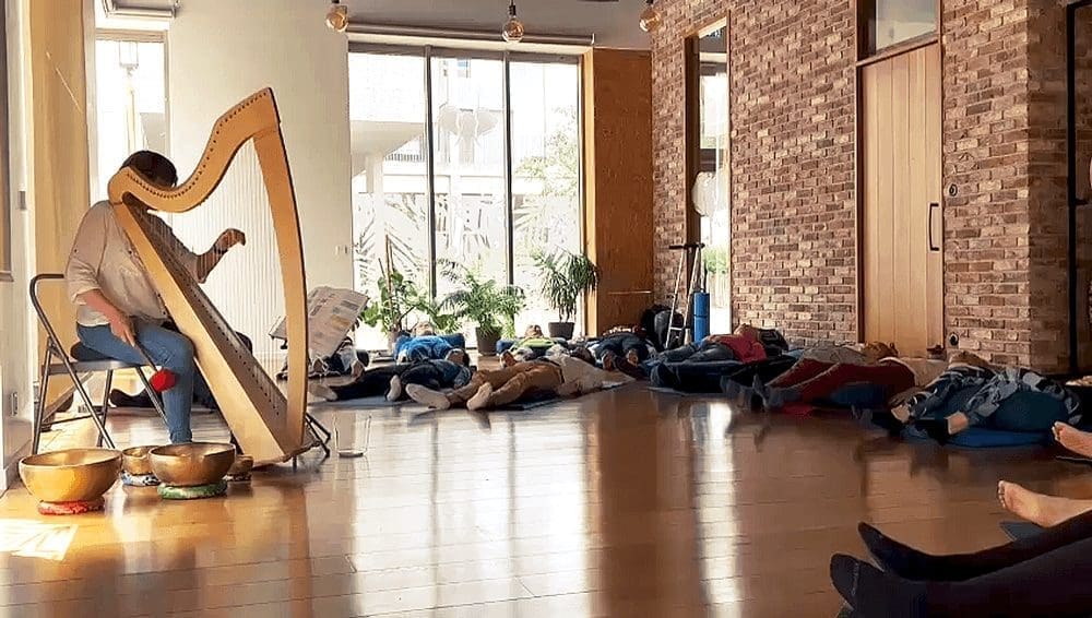 découvrez les bienfaits de la harpe sur la santé mentale : relaxation, réduction du stress et amélioration du bien-être émotionnel grâce à la musique apaisante.