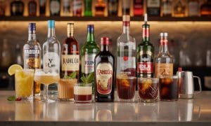 découvrez comment associer le kahlúa avec différents spiritueux et mixers pour créer des cocktails aux accords parfaits et savoureux.
