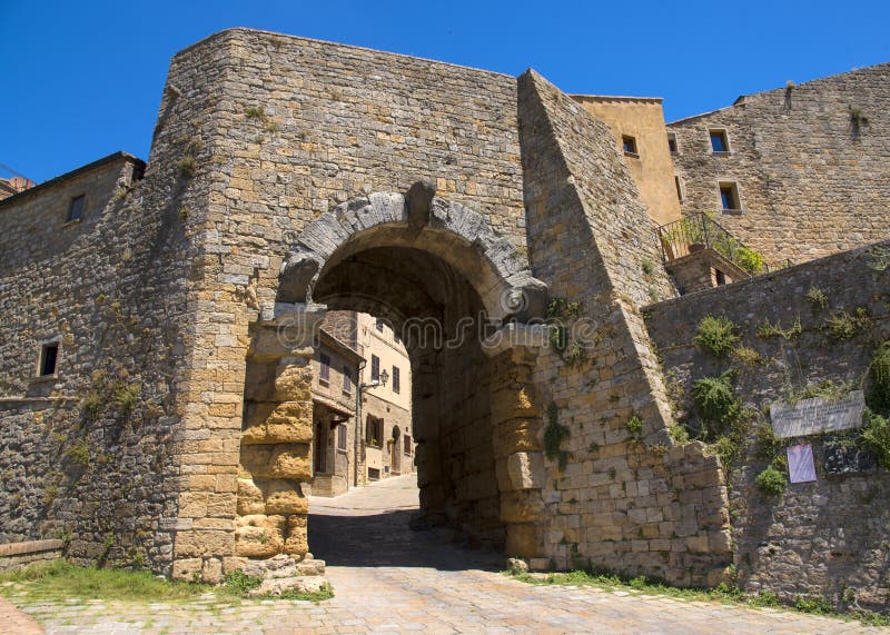 découvrez l'histoire fascinante de volterra, une ville riche en patrimoine, légendes anciennes et trésors architecturaux au cœur de la toscane.
