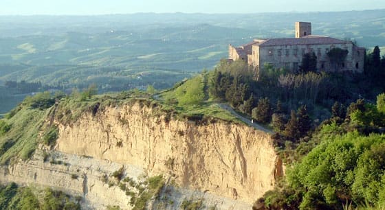 découvrez l'histoire fascinante de volterra, une ville italienne riche en patrimoine, légendes antiques et architecture médiévale, qui émerveille les visiteurs depuis des siècles.