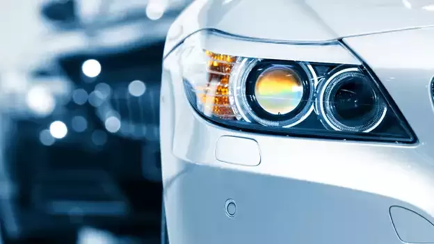 découvrez comment réparer ou remplacer un plastique de phare cassé sur votre voiture pour retrouver une visibilité optimale et un look impeccable.