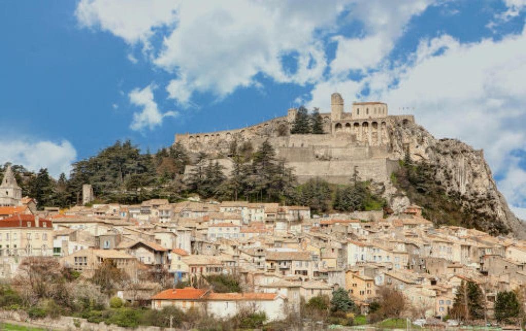 Découvrez l&rsquo;histoire fascinante de Saint-Auban et du Château Arnoux