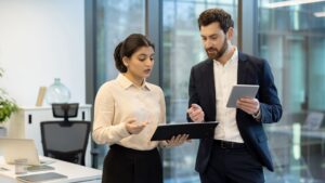 Dirigeant vérifiant les garanties d'une assurance multirisque pro dans son local commercial