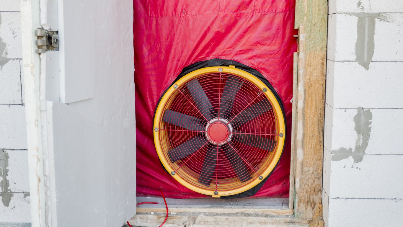 Test d’étanchéité à l’air : les fuites que vous pouvez colmater vous-même avant le passage de l’infiltromètre