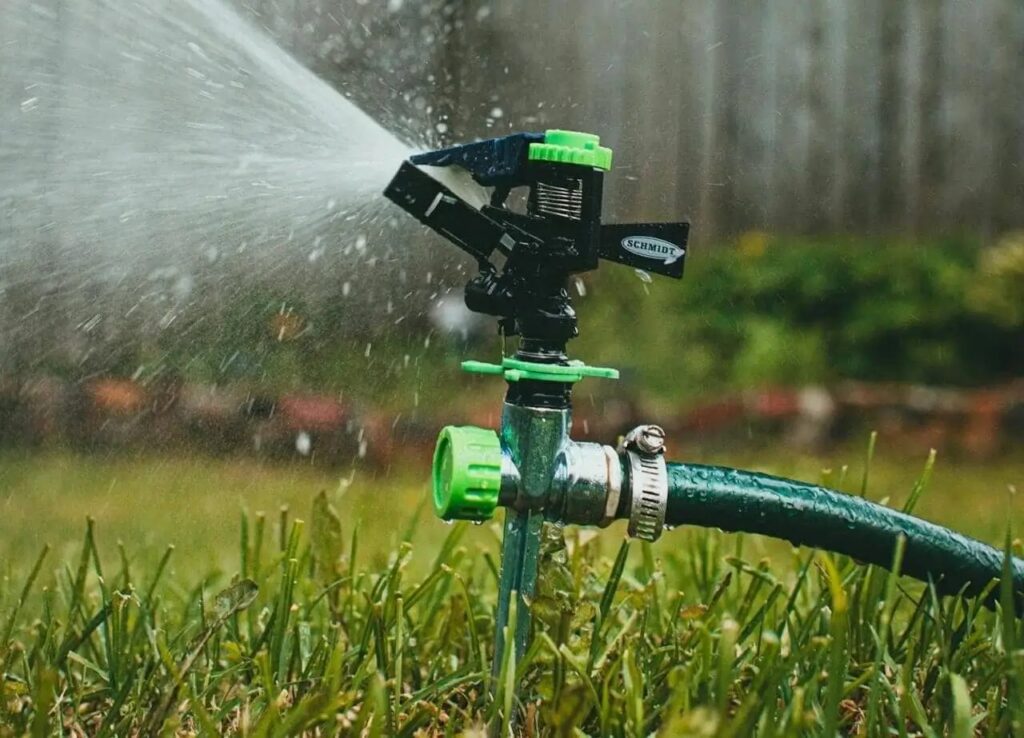 Système d'arrosage automatique avec tuyaux et goutteurs dans un jardin