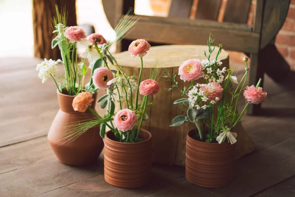 Pot en terre cuite naturel avec plante verte sur une terrasse