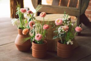 Pot en terre cuite naturel avec plante verte sur une terrasse
