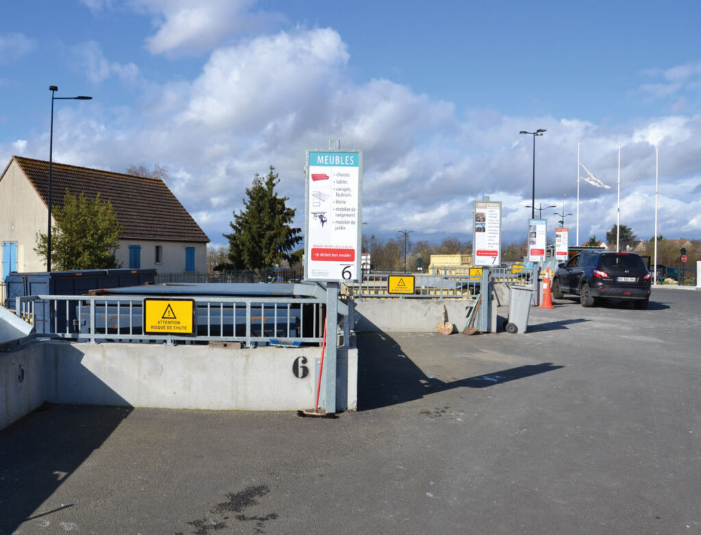 Bennes de tri à l'éco-centre, la déchèterie de Montgeron