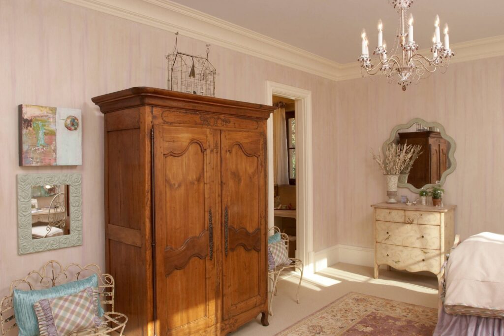 Armoire ancienne en bois relookée avec une finition claire